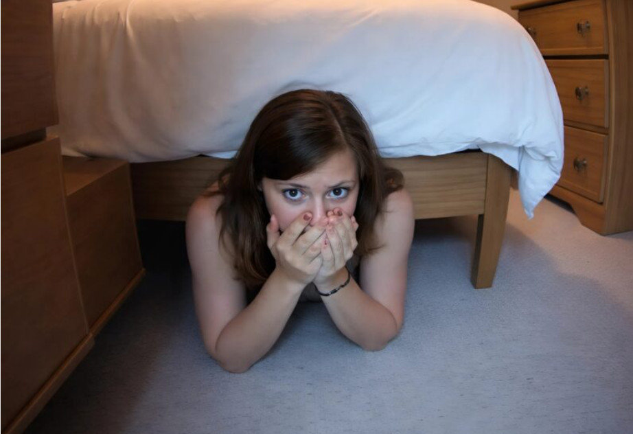 A Stranger Kept Screaming in My Apartment at Noon… So I Hid Under the Bed