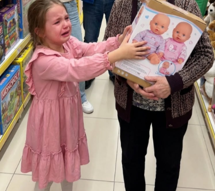 At the supermarket, I picked up a small toy for my daughter’s upcoming birthday. The moment my parents saw us, they caused a scene, accusing me of being selfish for not buying gifts for my sister’s kids too. My mom snatched the toy and handed it to my niece with a smug smile. My dad dragged me and my daughter outside, saying we didn’t deserve anything. I walked away in silence that day—but what happened next made them regret ever crossing that line.