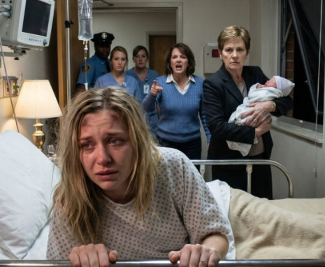 Mientras estaba en el hospital después de dar a luz, mi madre y mi hermana irrumpieron en mi habitación de recuperación. Mi hermana me exigió mi tarjeta de crédito para una fiesta de 80.000 dólares que estaba planeando. Me negué y le dije: «¡Ya te di grandes cantidades de dinero tres veces antes!». Ella se enfureció, me agarró del pelo, me echó la cabeza hacia atrás y la estampó con fuerza contra el marco de la cama del hospital. Grité de dolor. Las enfermeras empezaron a entrar corriendo. Pero lo que hizo mi madre a continuación fue inimaginable: agarró a mi bebé recién nacida de la cuna y la sostuvo sobre la ventana, diciendo: «Danos la tarjeta o la suelto».