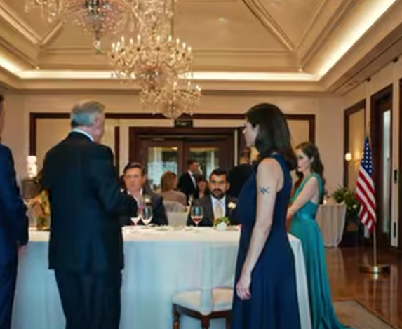 – Szóval, a Légierőtől van? – kérdezte a tanú vigyorogva. – Leginkább az íróasztalnál ült? Nem válaszoltam. Aztán a vőlegény apja – egy nyugalmazott tábornok – észrevette a csuklómon lévő tetoválásomat.