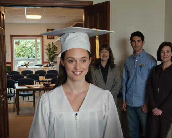 – Hölgyeim és uraim… egy ballagás vendégek nélkül – viccelődött a nagybátyám, miközben lefilmezett a csendes teremben, amit én fizettem. Anya azt írta: – A bátyád házavatóján vagyunk. Ne haragudj.