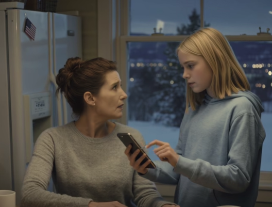 A válási papírok szerint a házunk már elveszett, mígnem a tízéves lányom higgadtan észrevett egyetlen részletet, amit a férjem nem vett észre – és egyetlen üzenet romba döntötte a „tökéletes” tervét. A boríték már a konyhapulton volt, amikor hazaértem Denverbe, Coloradóba. Vastag. Hivatalos.