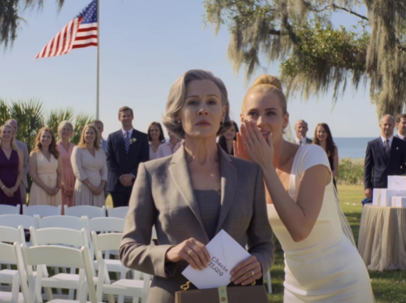 Azt mondta, üljek a konyhaajtó mellett a fiam esküvőjén – így csendben eltettem a 25 000 dolláros csekket, és hagytam, hogy a tökéletes nap elkezdjen kibontakozni.