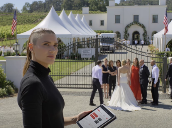 A húgom kitiltott a Napa-völgyi esküvőjéről, mert „személyzeti energiám” volt, miután ellopta a 28 ezer dolláros megtakarításomat, ezért a villa okosrendszeréhez való adminisztrátori hozzáférésemet használtam, hogy teljes zárlatot rendeljek el, és behajtsam az adósságom minden centjét.