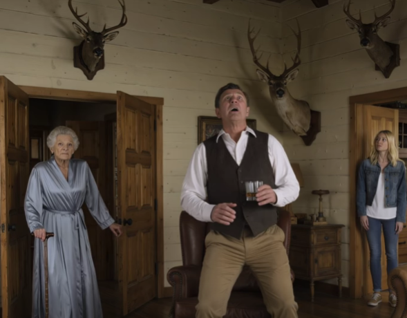 „Aláírd a csekket 25 000 dollárról!” – követelte a nagybátyám a texasi elit előtt, arra kényszerítve, hogy kifizessem a díjnyertes bikáját, miközben az unokatestvérem élőben közvetítette remegő kezeimet.