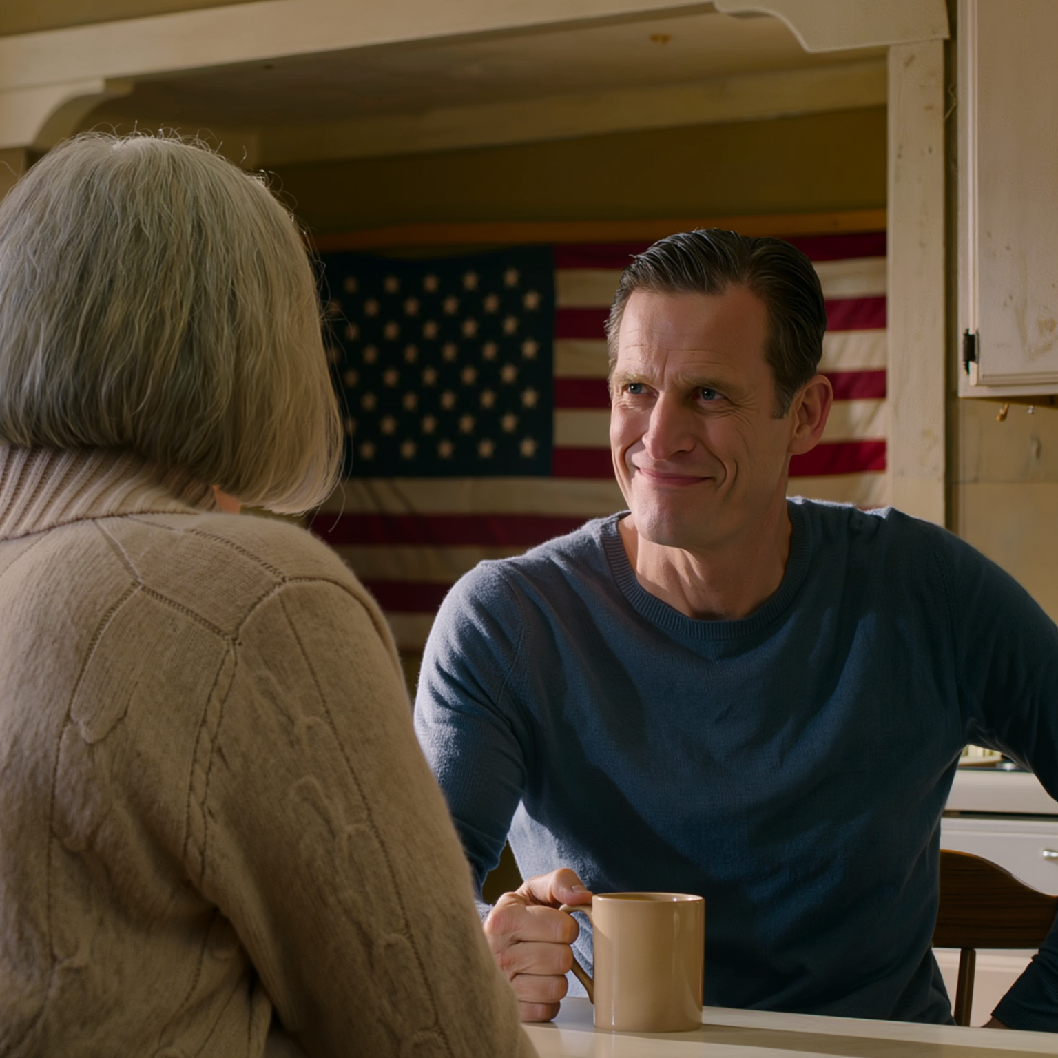 A fiam hangosan felnevetett, amikor azt mondtam, hogy még mindig vannak megtakarításaim, miután 30 évig dolgoztam egy kis portlandi mosodában, mintha az öregségem csak egy visszaszámlálás lenne, amíg minden a családja kezébe kerül. De néhány nappal később a bank felhívott, hogy kérjék a nevemre szóló számla feletti irányítás átruházását, és abban a pillanatban megértettem, hogy évekig félreismertek. Pontosan emlékszem David nevetésére, arra a magabiztos nevetésre, ami úgy hangzik, mintha már lezárta volna a jövőmet. Ott, a kis konyhámban Portland szélén, ahol a szitáló eső tapad az ablakkeretre, és a fehér postaláda mindig tele van banki levelekkel, hátradőlt, és hangosan felnevetett, amikor azt mondtam, hogy még vannak megtakarításaim. Melissa mellette állt, a telefonjára szegezve a szemét, mintha az életem csak egy újabb értesítés lenne, ami el fog tovagördülni. Nem tiltakoztam. Csak szorosabban tartottam a kávésbögrémet, néztem, ahogy a gőz eloszlik, és egyenesen a fiamra néztem. Azok a szemek, amelyek az óvoda első napján pánikba estek, most úgy néztek rám, mintha valami „kezelnivaló” lenne. Harminc éven át Tommal a mosógépek rázkódásában, a mosószer szagában és a negyeddollárosok éles csörgésében éltünk. Az a kis mosoda minden számlát, minden étkezést, minden telet kifizetett. Megtanított arra, hogy egy csendes nő is megállja a helyét egyedül. Aztán Tom meghalt, és a ház annyira elcsendesedett, hogy az óra úgy szólt, mintha arra kényszerítene, hogy szépen eltűnjek.  Azon a vasárnapon David azt mondta: „A család mindent elintéz”, mintha kedvesség lenne. De hallottam, mire gondol. Nem segítségre. Hatalomra. Beültet a hátsó ülésre, és szeretetnek nevezte. Korábban már hagytam, hogy ők döntsenek helyettem, a hálaadás napi tervektől a házfelújításig. Békének neveztem. Az igazság az volt, hogy egyesével adtam át a kulcsokat. Néhány nappal később Earl Greynek forraltam vizet, amikor megszólalt a telefonom. A szám ahhoz a bankhoz tartozott, amelyiknél majdnem negyven éve dolgoztam. Majdnem hagytam, hogy kialudjon, mert a túl sok hívás semmit sem jelent. De ezúttal az ösztöneim azt súgták, hogy vegyem fel. A férfi hangja udvarias és professzionális volt. Azt mondta, hogy meg kell erősítenie egy „változást”, amit a fiókomhoz küldtek. Lassan és érthetően megkérdeztem: „Milyen változást?” Egy pillanatra csend lett. Aztán megemlített egy kérést, hogy adja át a nevemre szóló fiók irányítását. Abban a pillanatban a konyha mintha összezsugorodott volna. Hallottam a hűtőszekrény zümmögését, a víz fortyogni kezdett, és a szívverésem hevesen a gyomromba ugrott. Nem estem pánikba. Csak valami fényes és hideg dolgot láttam. Az ő fejükben az öregkorom nem az élet egyetlen fejezete volt. Egy visszaszámláló óra volt. Arra várt, hogy elfáradjak. Arra várt, hogy félreértsem. Arra várt, hogy megszokásból jelentkezzek be, mert megbíztam a családomban. És megértettem, miért nevetett David. Azért nevetett, mert úgy hitte, hogy a hatalom már gazdát cserélt, és már csak egy lépés van hátra. Azért nevetett, mert azt gondolta, hogy soha nem merném kétszer feltenni a kérdést. A pult szélére tettem a kezem, néztem, ahogy a teáskanna gőzölög, és vártam, hogy a fiókkezelő kimondja a következő mondatot, azt, amelyik pontosan megmondja, hol is állok ebben a játékban.