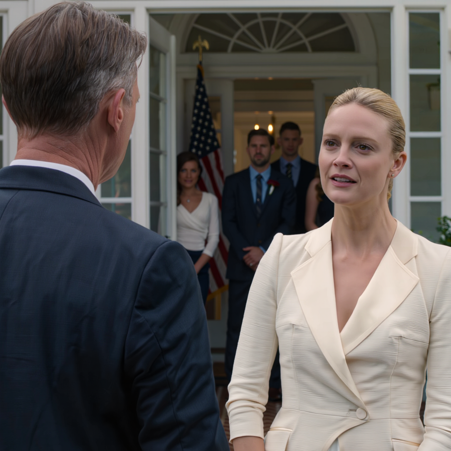 „A saját fiam esküvőjén ott álltam, és néztem, ahogy a feleségem megáll a kastély ajtajában, miközben a menyem rámutatott, és azt mondta: »Nem látjuk szívesen itt.« De amitől hideg futott át rajtam, az nem ez a mondat volt. A fiam mosolygott mellette, mintha erre a pillanatra várt volna. Nem robbantam fel. Csak elvezettem a feleségemet, és percekkel később a kezemben lévő »fizetési szerződés« elkezdte az egész esküvőt egy olyan irányba billenteni, amire senki sem számított.”  Mindent úgy rendeztek el, hogy tökéletesnek tűnjön. A gyepet bársonyosan laposra nyírták, fehér virágok borították a bejáratot, a parkolófiúk egymás után nyitogatták az autó ajtaját, és a halk üvegcsörgés hallatszott be a fényes falú kastély belsejéből. Csak egy részlet nem illett a képbe. A vőlegény anyját úgy állították meg az ajtóban, mint egy nőt, akinek a neve soha nem szerepelt a listán. A menyem nem volt zavarban. Tisztán, érthetően, elég hangosan mondta ki ahhoz, hogy a közelben lévő vendégek is hallják. „Nem látjuk szívesen itt.” Semmi bocsánatkérés. Semmi lágyítás. Semmi erőfeszítés, hogy bárkinek is egy szemernyi méltóságot hagyjak. És ha csak ő lett volna, talán azt mondhattam volna magamnak, hogy ez egy olyan meggondolatlan kegyetlenség, mint amikor egy menyasszony túl szorosan sebet ejtett a szertartás előtt. Ami megértette velem, hogy alábecsültem az egészet, az Logan volt. A fiam. Közvetlenül mellette állt. Nem nyúlt az anyja felé. Nem halkította le a hangját, hogy megnyugtassa. Még csak meg sem színlelte a sokkot. Csak mosolygott, mintha a jelenetet gondosan előre kitalálták volna, és mi, többiek, egyszerűen csak besétáltunk volna a kijelölt helyünkre.  A feleségem nem az a fajta nő, aki valaha is megpróbál a bajok középpontjába kerülni. Hónapokig készült arra a napra, ahogy sok amerikai anya teszi: csendben, kitartóan, anélkül, hogy megpróbálná ellopni a figyelmet a gyermekétől. Előző héten átalakíttatta a ruháját. Alacsony sarkú cipőt választott, hogy órákig fájdalom nélkül állhasson. Még egy kis zsebkendőt is vitt magával, amelyre fiunk középiskolás éveiből származó monogramja volt hímezve. És még mindig megállt az ajtóban, közvetlenül a szmokingban és selyemruhában érkező vendégek előtt, drága parfümbe burkolózva és azzal a kifinomult udvariassággal, ami hidegebbnek tűnhet, mint a nyílt ellenségeskedés.  Sok mindent mondhattam volna. Léphettem volna arra a lépcsőfordulóra, és elég hangosan kimondhattam volna a fiam nevét, hogy a fél kert hallja. Megfagyaszthattam volna az esküvőt, mielőtt igazán elkezdődött volna. Egy részem ezen gondolkodott. Aztán a feleségemre néztem. Láttam, hogy még mindig próbál egyenesen állni, annak ellenére, hogy a szájából kiment a vér. Láttam, milyen erősen szorongatja azt a markolót, az ujjpercei elsápadnak. És tudtam, hogy némely megaláztatás csak mélyebbre fáj, minél tovább kényszerülnek mások szeme láttára élni. Így hát csak egyet mondtam. „Menjünk.” Lesétáltunk a lépcsőn, miközben a szertartászenészek próbafelvételei olyan egyenletesen áradtak be a kertből, mintha mi sem történt volna. Senki sem állított meg minket. Senki sem jött utánunk. Az ajtók mögöttünk olyan gyorsan csukódtak be, hogy a hang szinte kegyetlennek tűnt. Csak miután az autó áthaladt a vaskapun, bontottam ki végre a borítékot, amit a szálloda óta cipeltem. A feleségem megfordult, és rám nézett, először mióta eljöttünk. Nem kérdezte meg, mit fogok csinálni. Csak a kezemben lévő papírra nézett, majd vissza az előttem lévő útra, mintha már megértette volna, hogy vannak napok, amelyek elméletben a menyasszonyéi lehetnek, de ha egyszer hozzáérünk a rossz dologhoz, a nap többi része már nem úgy alakul, ahogy eltervezték.  Talán az emberek abban a kastélyban még mindig azt hitték, hogy csak két embert sikerült kizárniuk. Talán még abban is hittek, hogy minden szépen fog haladni, a tervek szerint, a forgatókönyv szerint, pontosan úgy, ahogy a vastag, dombornyomott meghívóik ígérték. De néha egy esküvő nem kiabálás vagy könnyek miatt kezd el kicsúszni a tökéletességből. Néha azzal kezdődik, hogy egy apa csendben ül, és pontosan a megfelelő időben kinyitja a megfelelő papírlapot.