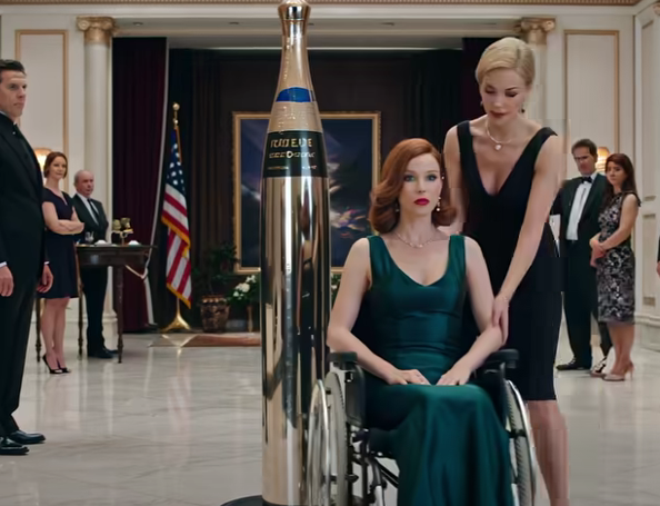 A nővérem azt mondta a vendégeknek, hogy szánalomból bénulást színlelek, majd kirángatott a székemből egy 10 ezer dolláros pezsgőtoronyba – Amit nem látott, az az volt, hogy ki TÁRCSÁZTA már MÖGÖTTÉ A 911-ET.