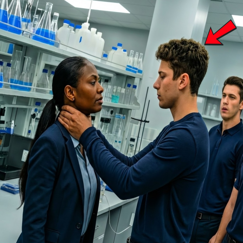 Olyan gyorsan történt, hogy senkinek sem volt ideje lélegezni. Az egyik pillanatban a kémia laborban még a szokásos tinédzserzsivaj zümmögött. A következőben egy Dylan Ross nevű diák szorosan Naomi Harris torkára fonta a kezét, és a falhoz csapta.  Mindenki megdermedt, kivéve Harrist. A fekete nő tekintete nem mutatott félelmet. Nem könyörgött segítségért. Dylanre meredt, élesen, határozottan, rendíthetetlenül, mintha egy ennél sokkal nagyobb veszéllyel nézett volna szembe. És a következő öt másodpercen belül történt valami, ami véget vetett Dylan jövőjének, és arra késztette a teremben tartózkodókat, hogy átgondolják, ki is valójában a tanára.  Naomi Harrisnek hívták. Suttogások követték a folyosókon: túl szigorú, túl hideg, túl titokzatos. Hosszú ujjú, még nyáron is, tökéletes testtartás, mint egy katonának, és olyan szemek, amelyek mintha olvastak volna a gondolatokban. De Dylan Ross, egy gazdag üzletember fia, úgy járt a folyosókon, mintha az övé lenne a hely.  Azon a csütörtök reggelen a levegő tele volt vegyszerek átható szagával. Dylan lustán nekidőlt a munkaállomásának, és felemelte a hangját, hogy az egész osztály hallja.  „Hé, Miss Harris!” – gúnyolódott. – Tényleg tanár, vagy csak beöltözik, hogy kifizesse a lakbért? Ms. Harris nem adta meg neki a düh elégtételét. Anélkül, hogy ránézett volna, nyugodtan mondta: – Koncentrálj a kísérletedre, Dylan. A szered hamarosan túlmelegszik. A nyugodt elutasítás jobban ütött, mint bármilyen sértés. Dylan állkapcsa összeszorult. „Ne mondd meg, mit csináljak” – bámult. Nem a főnököm. Az apám fizeti a fizetését. A lány lassan megfordult, éles tekintete ráfókuszált. Az a tekintet hidegebb volt, mint a jég. „El tudod hinni, hogy apád pénze irányítja ezt az iskolát?” – mondta határozott hangon. „De ebben a teremben a tudomány és a fegyelem uralkodik. Foglalj helyet!” Hangja rendíthetetlen céltudatosságot hordozott. Dylan, akit elvakított az arrogancia, és barátai figyelték, átlépett egy határt, amelyet egyetlen diáknak sem szabadna átlépnie. Előrelendült, megragadta a torkát, és a pulthoz vágta.  —És most mi van? – köpte, és még erősebben szorította. Mit fogsz most csinálni?  De aztán valami megváltozott. Miss Harris szemei ​​nem félelemmel tágra nyíltak. Átlépték a határt. Abban a pillanatban a csendes tanárnő látszata szertefoszlott, és valami sokkal félelmetesebb állt előttük… ⚠️ **Olvasd el a teljes történetet, és fedezd fel a tanárnő sötét múltját az alábbi kommentekben 👇**